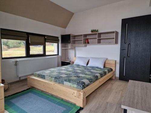 Un pat sau paturi într-o cameră la Rodopi Guest House