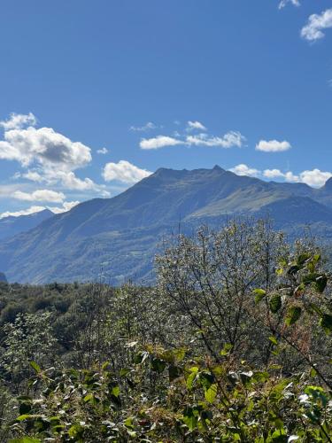 vista su una catena montuosa con alberi e nuvole di Maison en vallée d’Ossau a Sainte-Colome