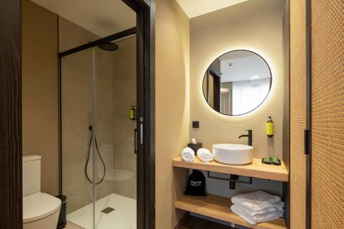 Bilik mandi di Sercotel EsteOeste