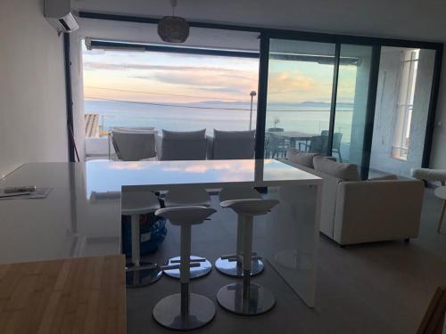 eine Küche und ein Wohnzimmer mit Meerblick in der Unterkunft Joan Timoneda Agradable villa con vistas al mar y 2 parking in Roses