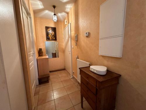 une petite salle de bain avec un lavabo et un miroir dans l'établissement La villa d'Este, à La Rochelle