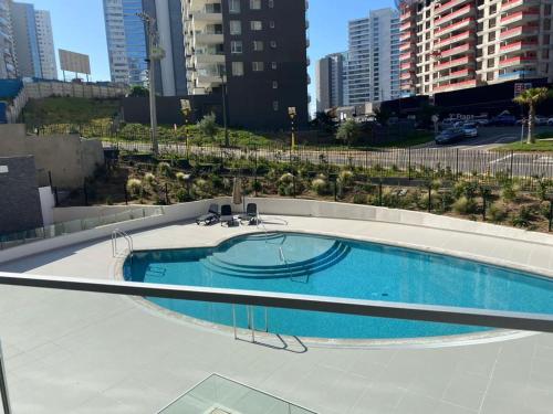 a swimming pool in the middle of a city at departamento concon in Concón