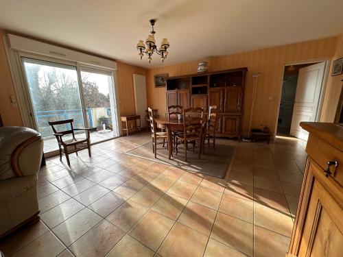 une cuisine et une salle à manger avec une table et des chaises dans l'établissement La villa d'Este, à La Rochelle