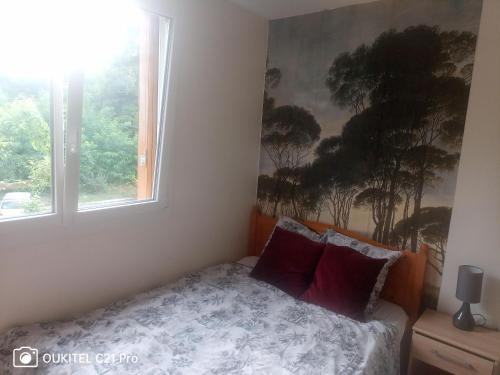 a bedroom with a bed with a painting on the wall at Superbe chambre confortable et lumineuse en appartement in Bry-sur-Marne