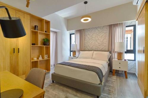 una camera con letto, tavolo e scrivania di Modern and cozy 1 bedroom apartment a Santo Domingo