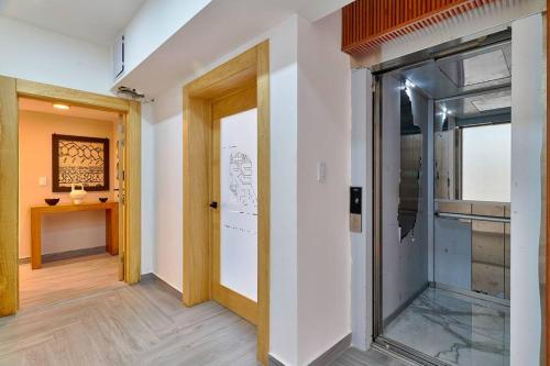 une chambre vide avec une porte en verre et un couloir dans l'établissement Modern and cozy 1 bedroom apartment, à Saint-Domingue