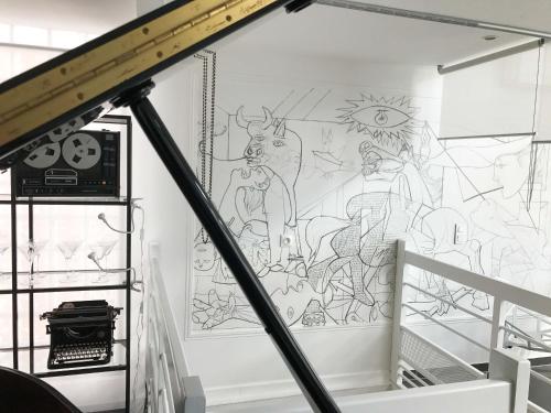 een trap met een muurschildering op de muur bij Beautiful Loft 130m2 Sun and free parking in La Garenne-Colombes