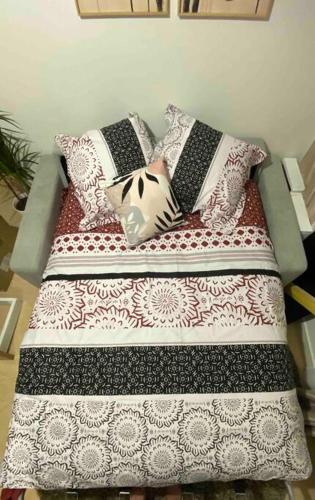 - un lit avec plusieurs oreillers dans l'établissement Appartement charmant proche Paris, à Ivry-sur-Seine