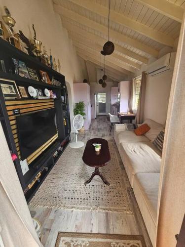 ein Wohnzimmer mit einem Sofa und einem Tisch in der Unterkunft Harvey's Oasis - Cruise Port, Us Embassy, Oval and Vacation in Bridgetown