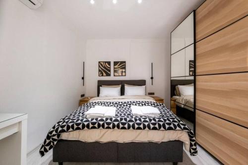 um quarto com uma cama grande num quarto em Brand New 2 Bedroom Modern Flat in Bodrum Center em Bodrum City