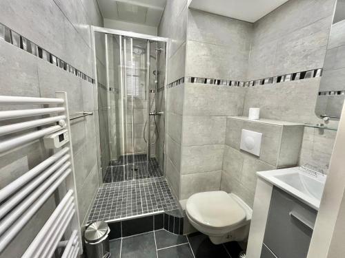 une salle de bain avec douche et toilettes dans l'établissement Cannes Suquet by Welcome to Cannes, à Cannes