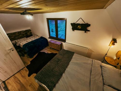 ein Schlafzimmer mit zwei Betten und einem Fenster in der Unterkunft Cabana Weekend in Salard