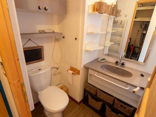 un piccolo bagno con servizi igienici e lavandino di Studio Valfréjus, 1 pièce, 4 personnes - FR-1-468-113 a Modane