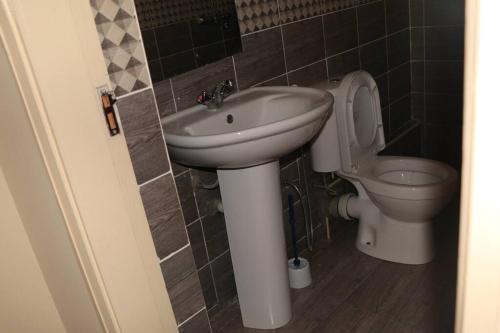 A bathroom at 3 bedroom furnished apartment at Kings Square