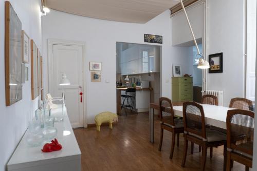 uma cozinha e sala de estar com mesa e cadeiras em Gallery Apartment, Near The Vatican em Roma