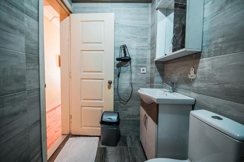 een kleine badkamer met een toilet en een wastafel bij SAHRA OTEL in Istanbul