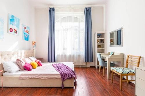Posteľ alebo postele v izbe v ubytovaní Annicku's Stylish Budapest Apartment
