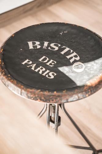 a sign that says biscuits and pans on a table at Buer City Apartment mit Balkon in Gelsenkirchen