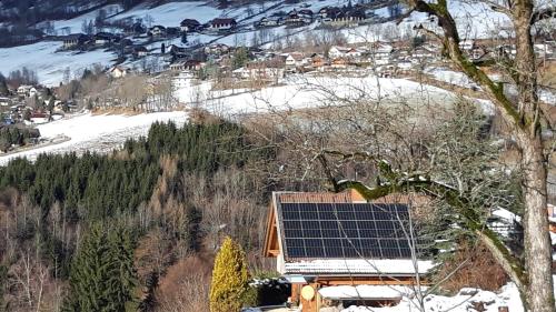 ein Haus mit einem Sonnenkollektor darüber in der Unterkunft Casa Picca & Lotta in Radenthein