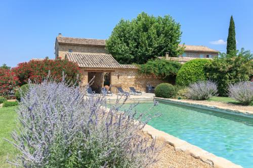 une maison avec une piscine dans un jardin dans l'établissement La Louvière des Bruyères, à Robion