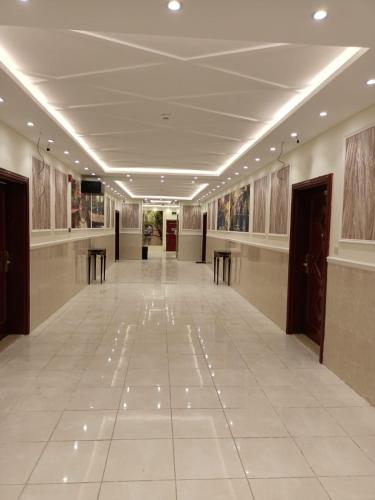 آفاق التميز في جدة: ممر كبير مع طاولات و لوحات على الجدران