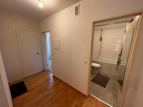 een lege badkamer met een toilet en een douche bij Optimale Monteursunterkunft in Remscheid