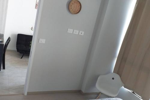 Hermoso departamento ful amueblado nivel ejecutivo في أنتوفاغاستا: غرفة بيضاء مع ساعة على الحائط