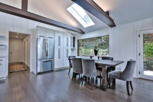 een keuken met een tafel en stoelen en een koelkast bij Stunning Executive Retreat 5b/4ba —Entire Home in Portola Valley