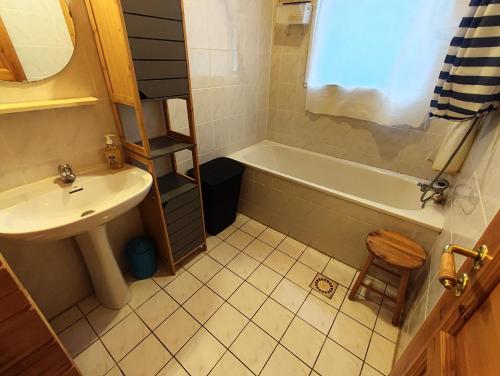 uma casa de banho com um lavatório, uma banheira e um WC. em Le chalet Roy em Mauroux