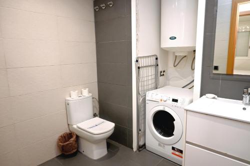 a bathroom with a toilet and a washing machine at Homenfun Barcelona Guinardó Hospital Sant Pau in Barcelona