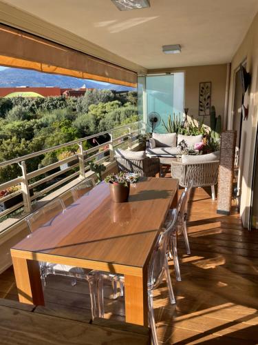 d'un balcon avec deux tables et des chaises. dans l'établissement appartement Vue mer époustouflante, à Propriano