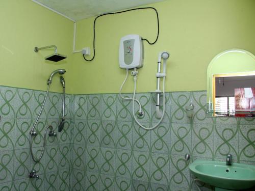 ein Bad mit einer Dusche und einem Waschbecken in der Unterkunft Dilan Guest in Mirissa