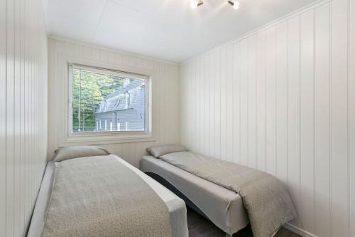 1 Schlafzimmer mit 2 Betten und einem Fenster in der Unterkunft Centrum apartment in Ålesund