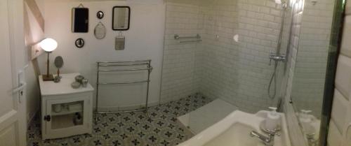 Au Duc de Sep في Sepmeries: حمام أبيض مع حوض ومغسلة