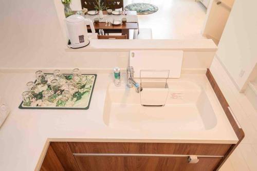 a kitchen counter with a sink and a plate of flowers at 墨田区独栋三层别墅.晴空塔.浅草寺商圈.直达机场、涩谷。有室内小型停车位、无线网 in Tokyo