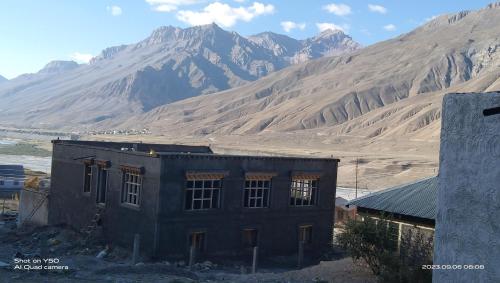 a building in the middle of a mountain at Sunflower in spiti kee in Kibar