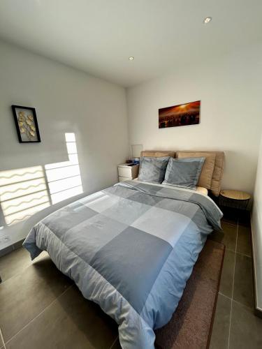 um quarto com uma cama grande num quarto com janelas em Maisonnette 2 pers tout confort près de Paris em Bobigny