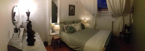 um quarto com uma cama com almofadas verdes em Au Duc de Sep em Sepmeries