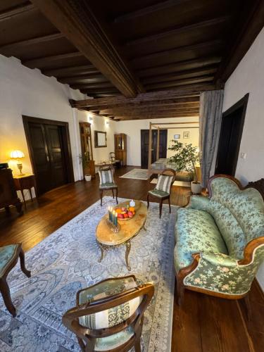 ein Wohnzimmer mit Sofa und Tisch in der Unterkunft Maison Český Krumlov in Český Krumlov