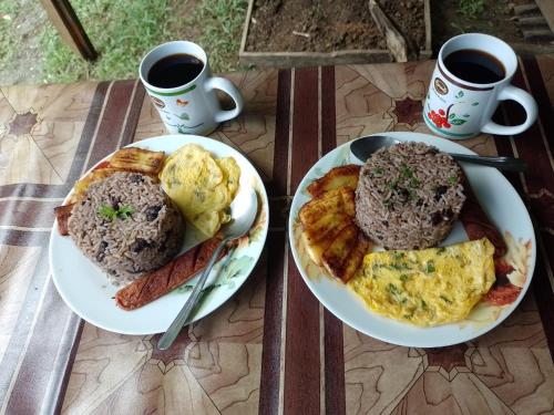 dos platos de desayuno y dos tazas de café en Casa River Camping, en Tigre
