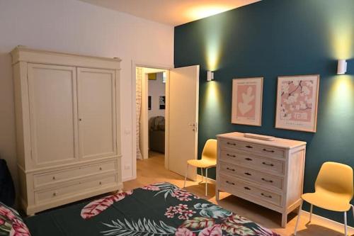 - une chambre avec un lit, une commode et des chaises dans l'établissement Bergamo tra alta e bassa: ST apartments, à Bergame