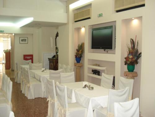 TV a/nebo společenská místnost v ubytování Hotel Solomou Athens