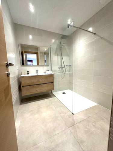 une salle de bain avec douche et lavabo dans l'établissement 