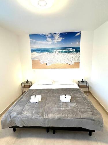 une chambre avec un grand lit et un tableau au mur dans l'établissement 