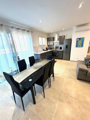 une table à manger et des chaises dans un salon dans l'établissement 