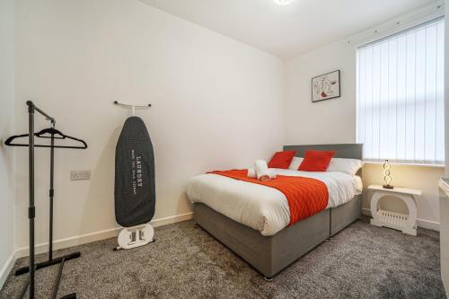 1 dormitorio con 1 cama grande con almohadas rojas en Next to station/stadium/the city, en Liverpool