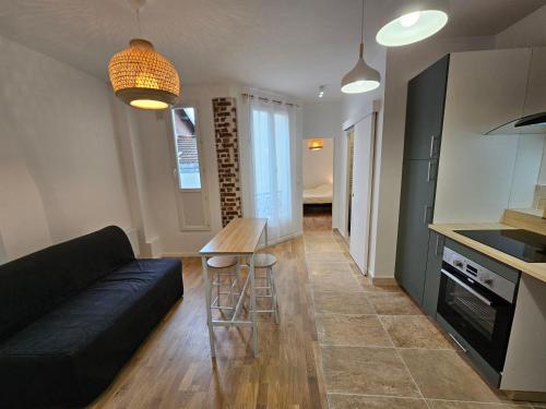 un salon avec un canapé et une table dans l'établissement Le Weber-Paris, à Pantin