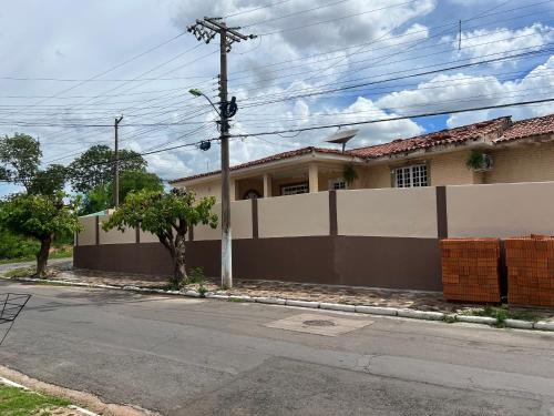 une maison sur le côté d'une rue dans l'établissement Suíte Príncipe Charles Ceres0021, à Cuiabá