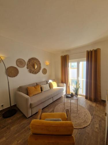 un soggiorno con divano e tavolo di Casa Coral a Carvoeiro