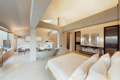 ein großes Schlafzimmer mit einem großen Bett und einer Badewanne in der Unterkunft Roome in Fethiye